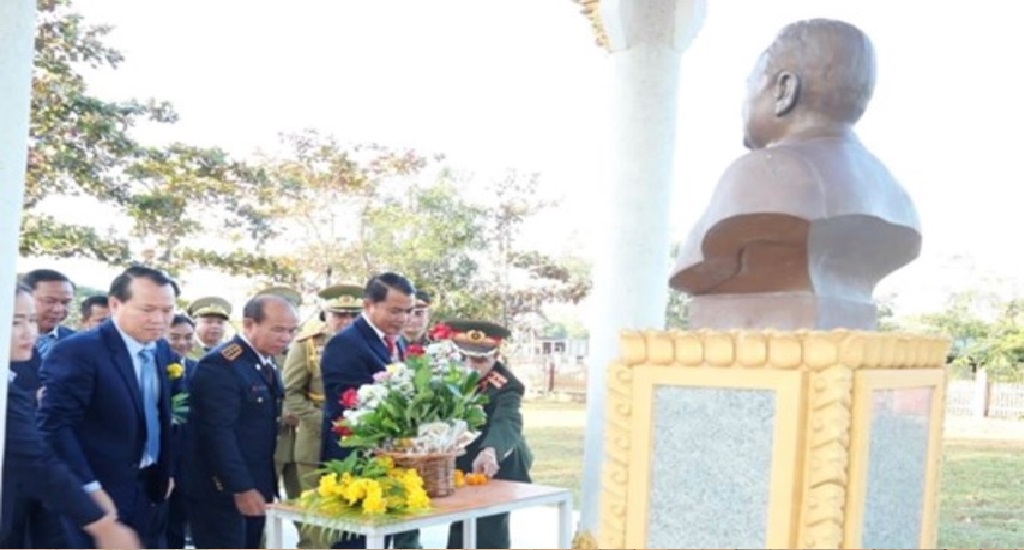 Công ty CP Quasa- Geruco cùng lãnh đạo địa phương dâng hoa tại Đài tưởng niệm Chiến tranh Cách mạng Lào – Việt